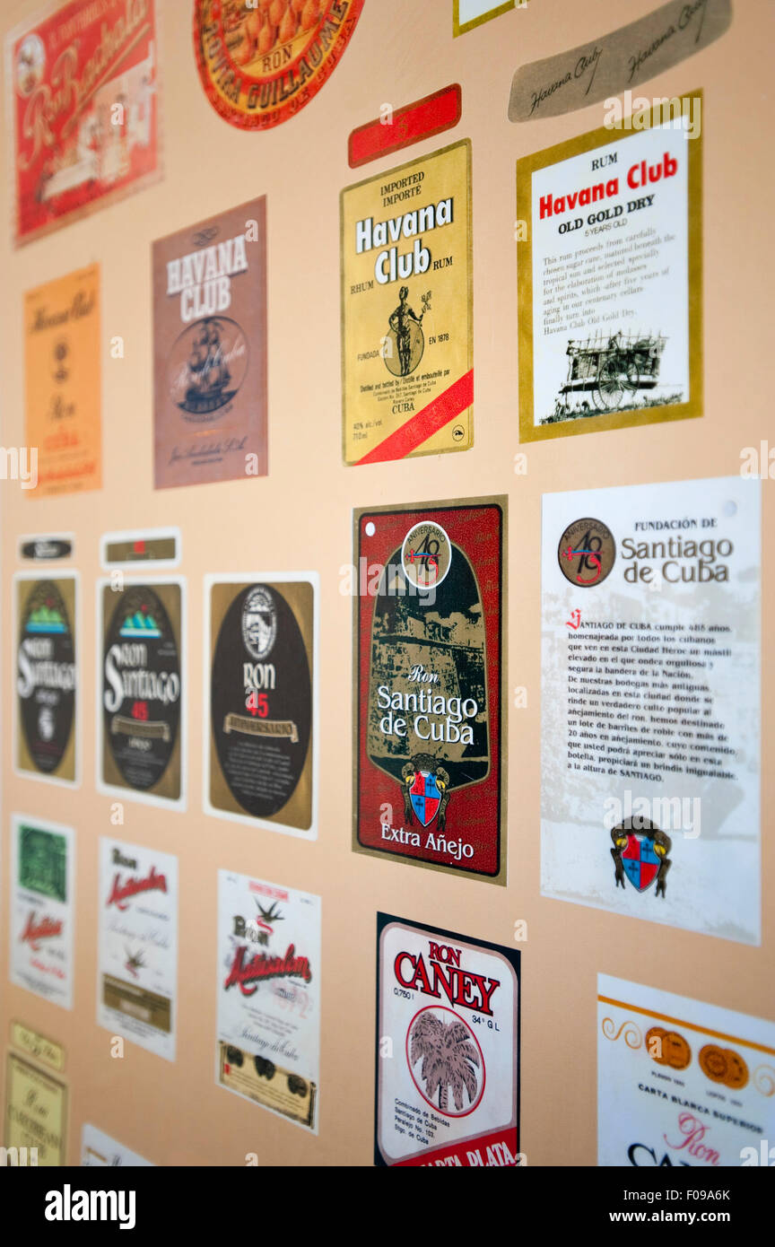 Vertikale Ansicht von rum Flaschenetiketten bei einer Kunstausstellung im das Rum-Museum in Santiago De Cuba, Kuba. Stockfoto