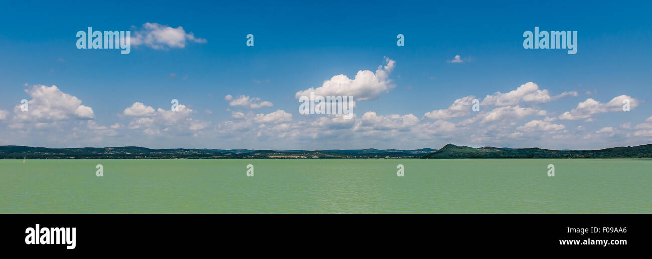 Landschaft. azurblaues Wasser und blauer Himmel Stockfoto