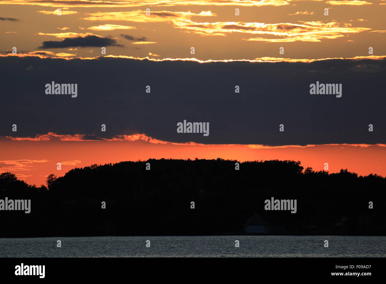 Sonnenuntergang über St.-Lorenz-Strom im Bereich 1000 Inseln Stockfoto