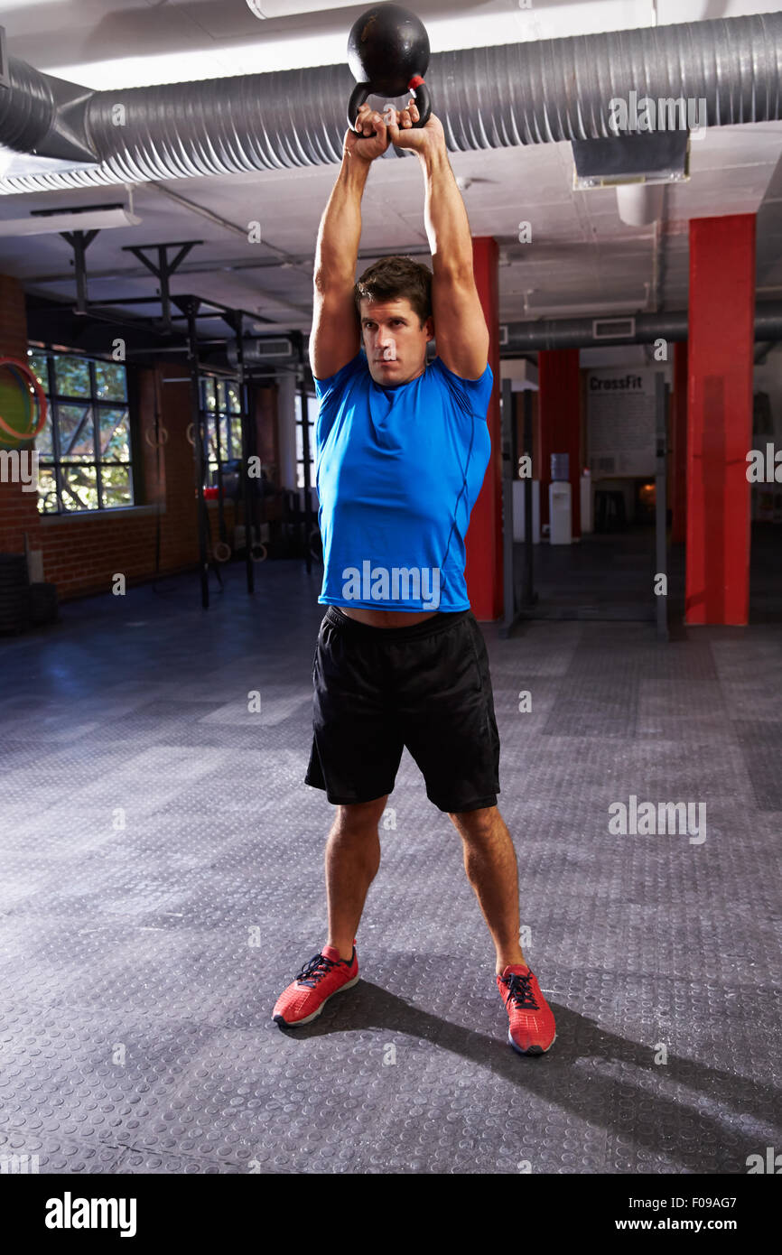 Schwarz / weiß Aufnahme des Mannes mit Kettle Bell Training Stockfoto