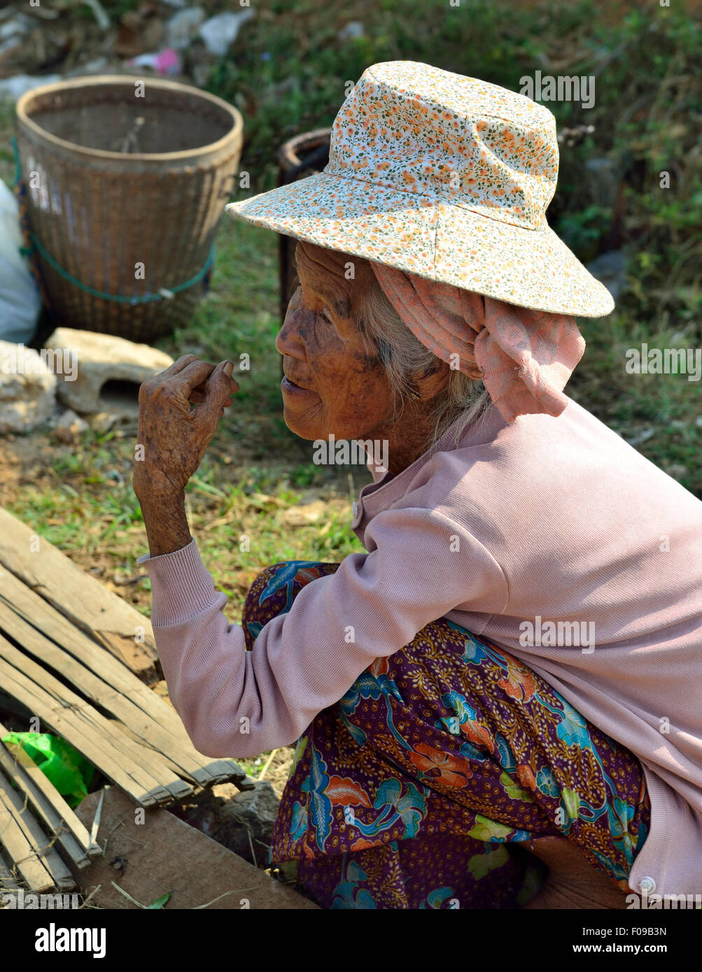 Frau markt Trader das Tragen von Kopfbedeckungen in Loikaw Markt, Myanmar (Burma), Asien Stockfoto