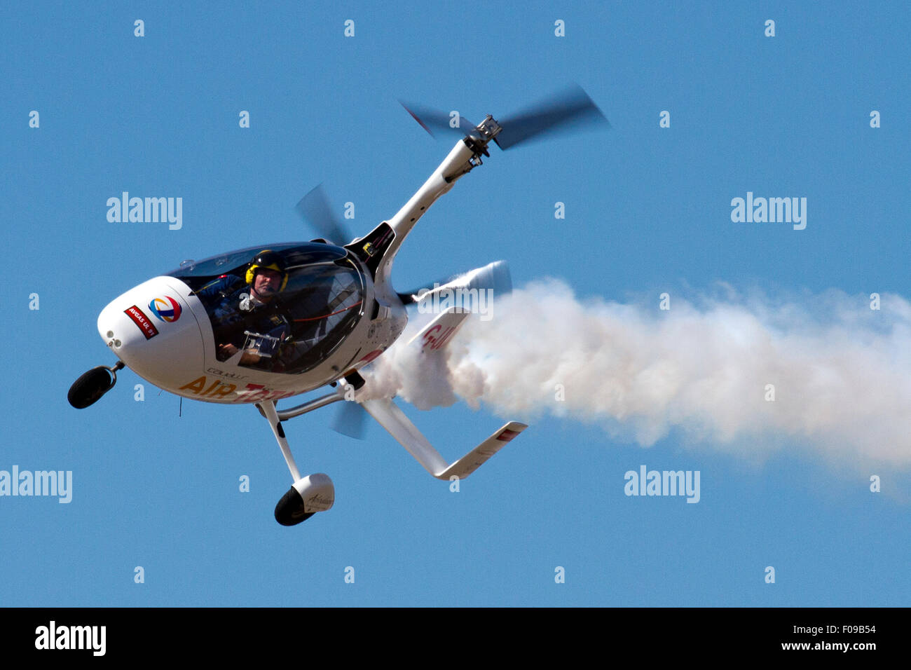 Ultralight Luftfahrt Auto-Gyro in Luft Total auf Blackpools Air Show. Tausende von Besuchern zum Resort wurden mit schönen blauen Himmel begrüßt & Strand verglast in der August-Sonne.   Bildnachweis: Cernan Elias/Alamy Live-Nachrichten Stockfoto