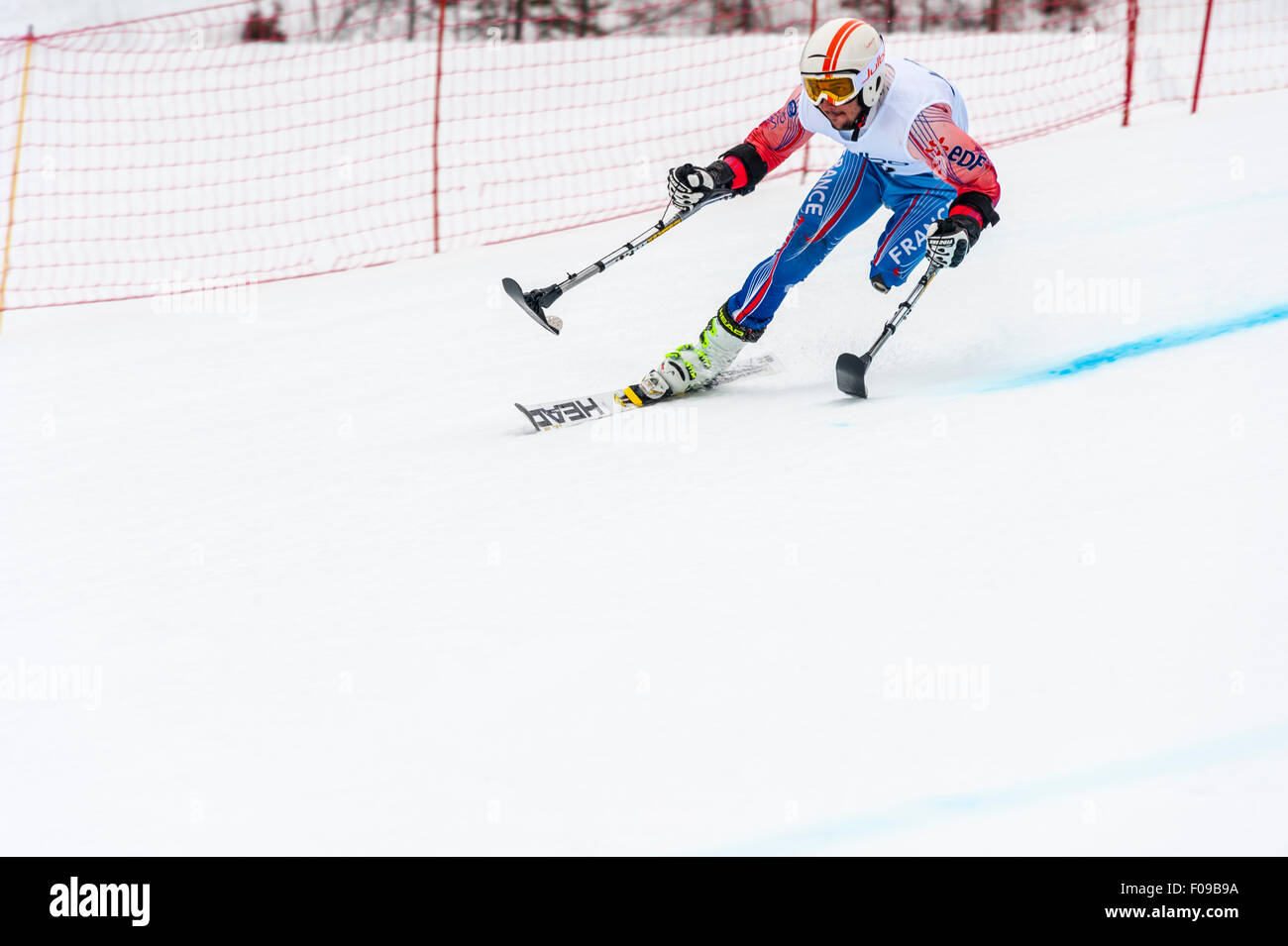 Einen Amputierten Rennen bergab in ein Riesenslalom-Rennen Stockfoto