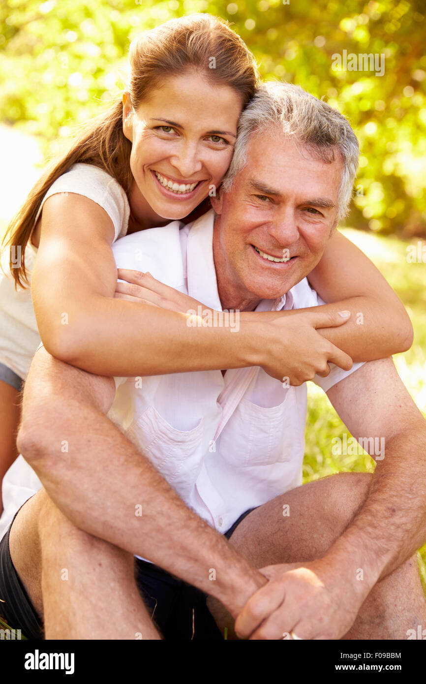 Ältere Mann umarmt seine erwachsene Tochter, im freien Stockfoto