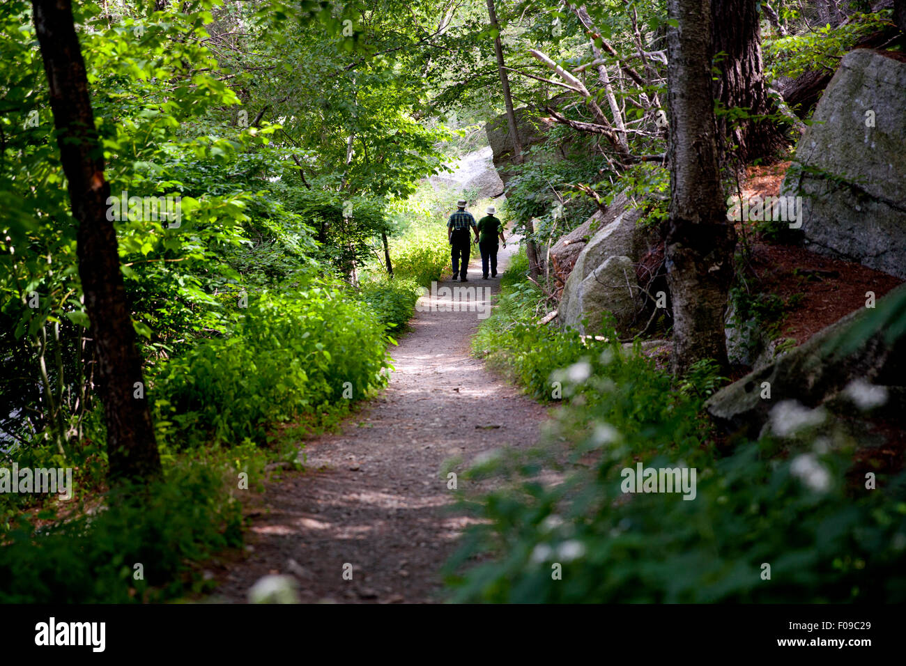 Paar am Wanderweg - Mohonk Mountain House, New Paltz, Hudson Valley, New York, USA Stockfoto