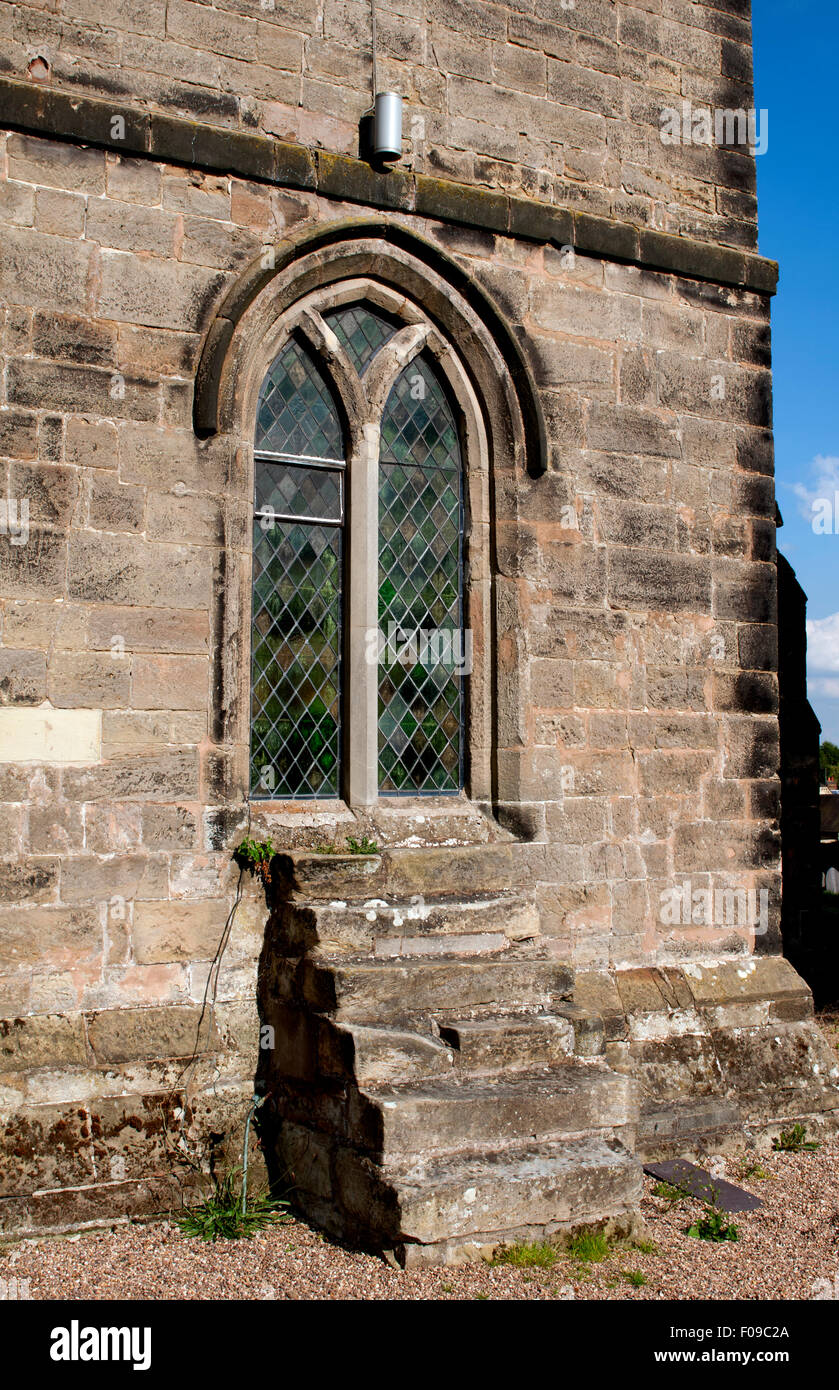 Westfenster und Schritte, Holy Rood Church, Packington, Leicestershire, England, UK Stockfoto