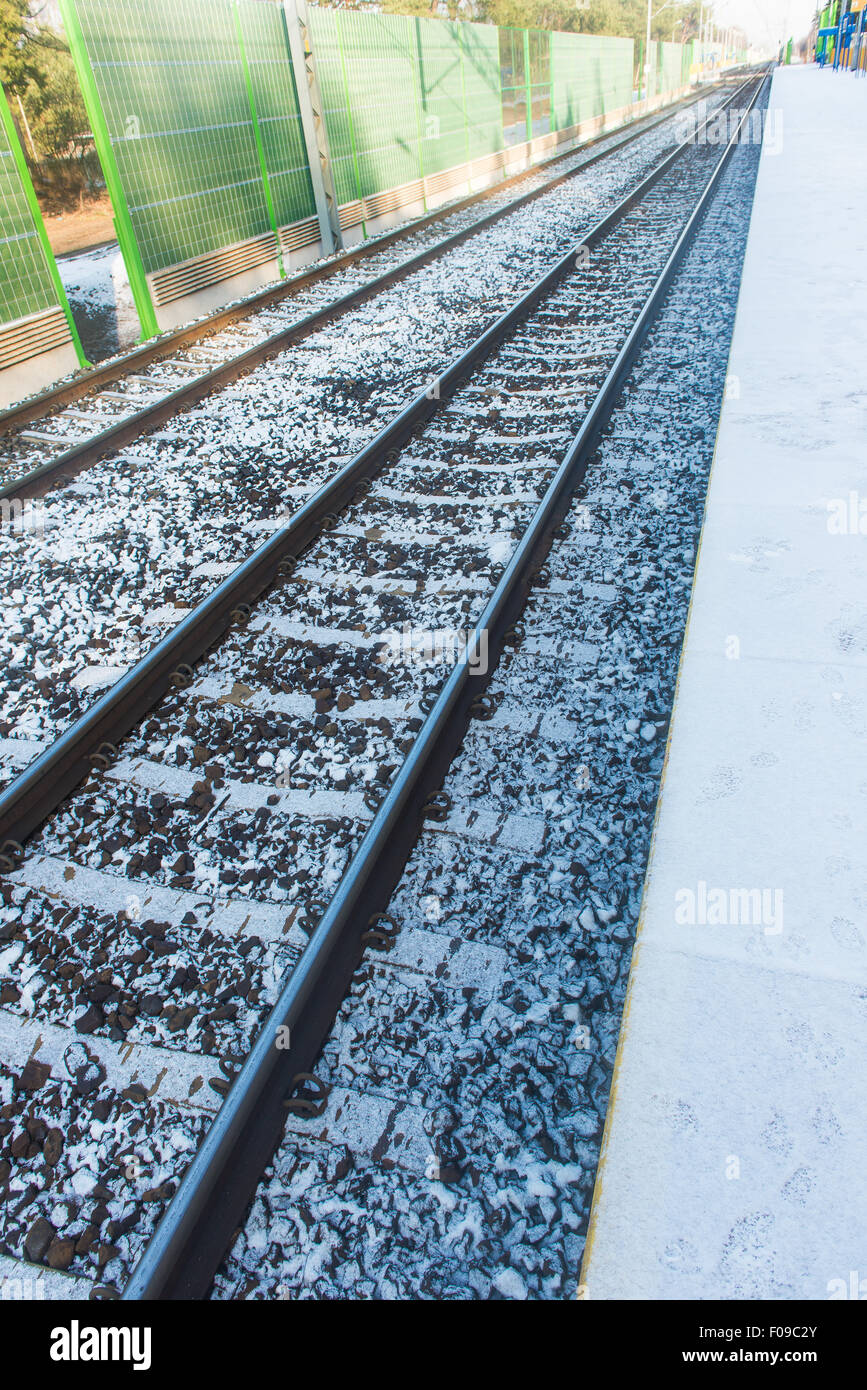 Eisenbahnschienen und großen, grünen Ton-Bildschirm Stockfoto
