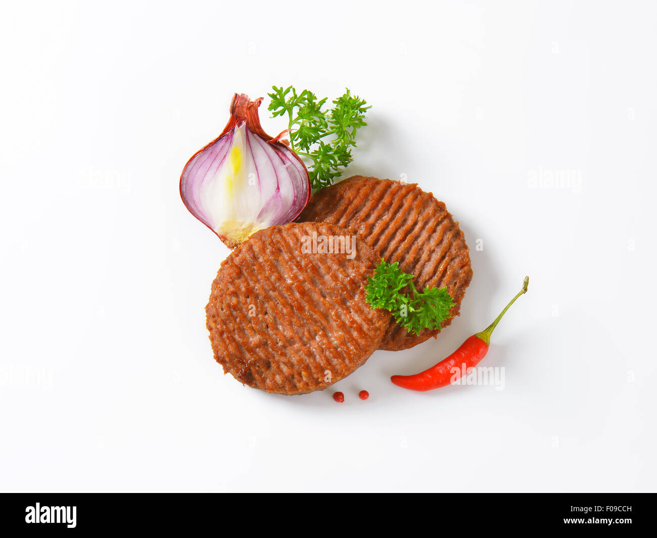 Zwei gegrillte Rindfleisch Burger Bratlinge Stockfoto
