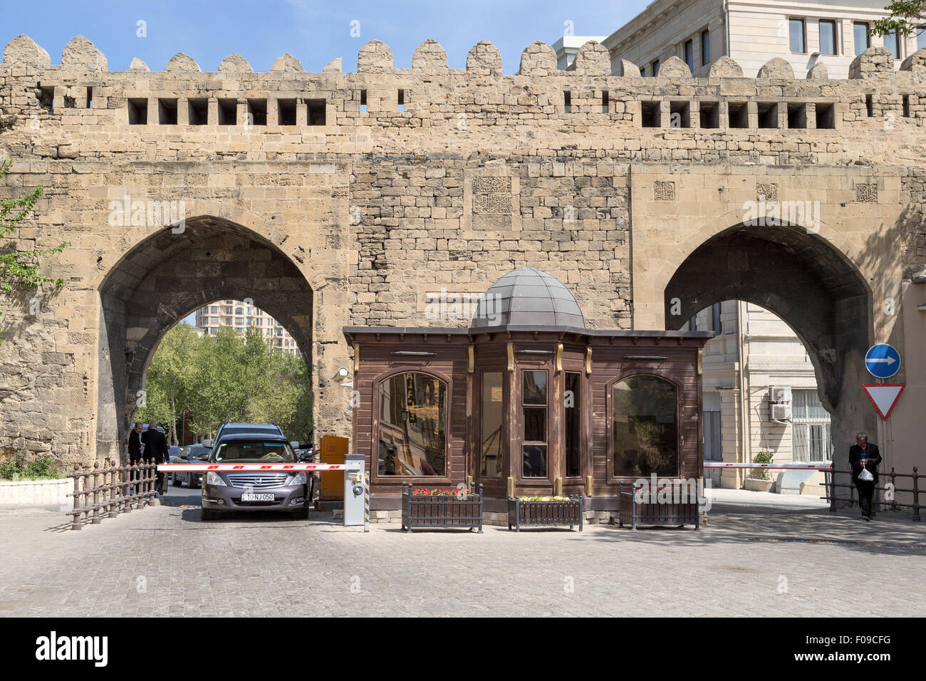 Paired Fortress Gates oder Gosha Gala Gapysy aka Shamakhi Gates und die Tore von Shah Abbas, Old City, aka Icheri Sheher, Baku, Aserbaidschan Stockfoto