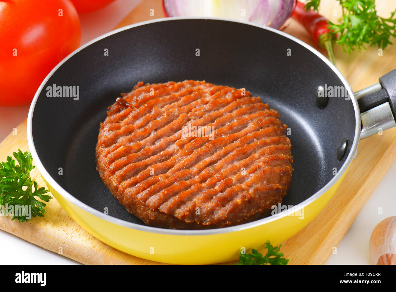 Gebratenes Rindfleisch Burger Patty in Pfanne Stockfoto