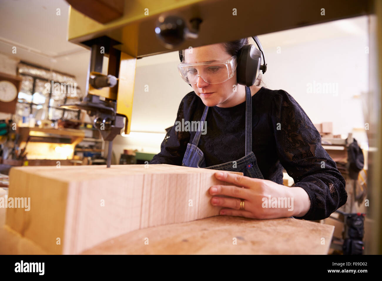 Schuhmacher schneiden und Formen Holz, Schuhleisten zu machen Stockfoto