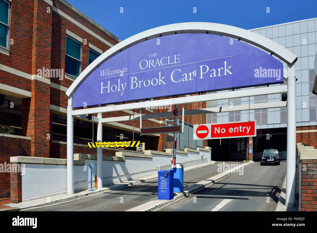 Eingang zum Heiligen Bach Parkplatz, das Orakel Brücke Straße, Reading, Berkshire, England, Vereinigtes Königreich Stockfoto