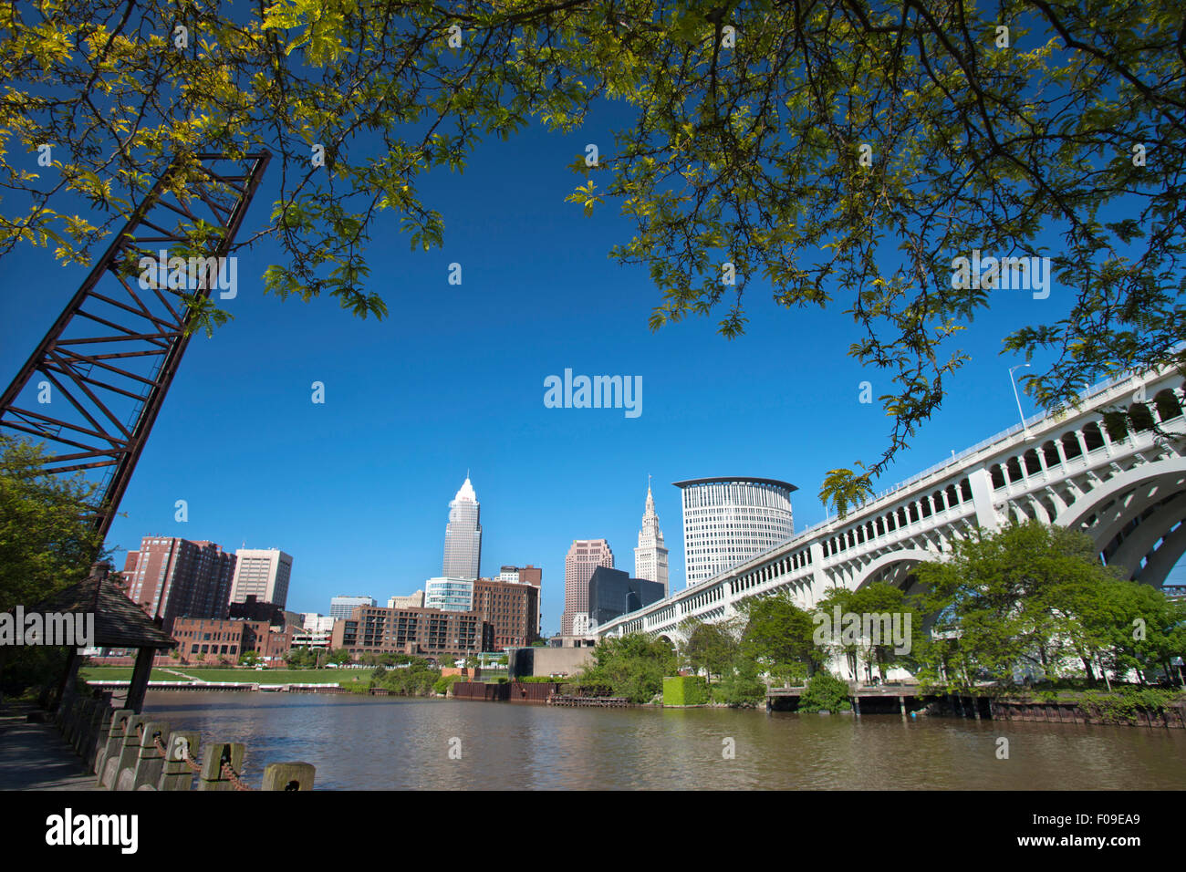 CUYAHOGA RIVER BEI SIEDLER LANDING PARK SKYLINE VON DOWNTOWN CLEVELAND OHIO USA Stockfoto