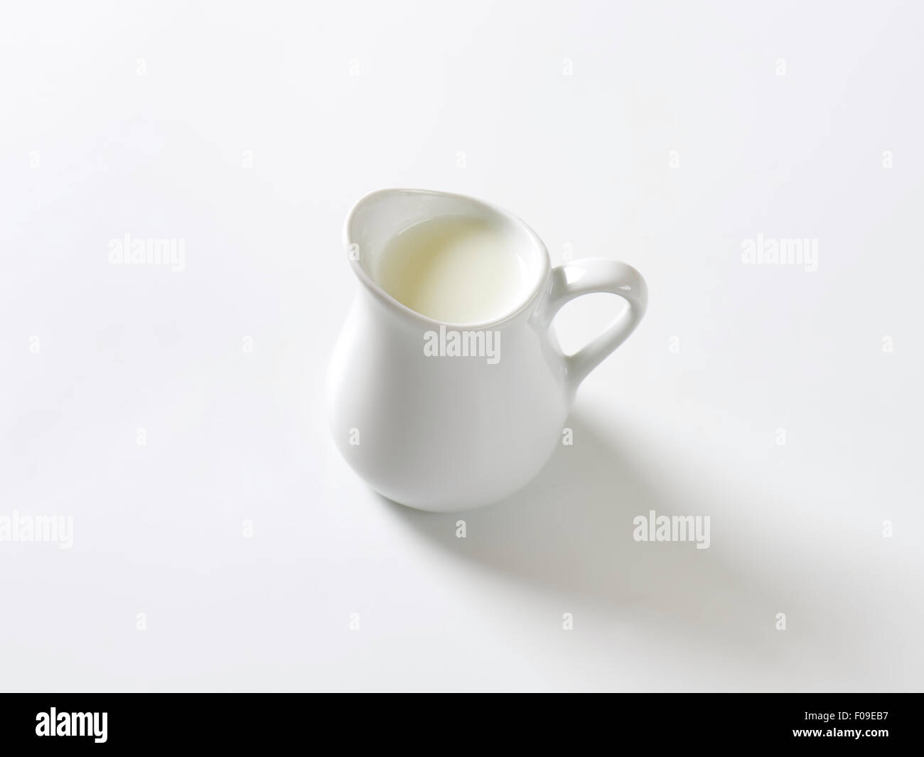Frische Milch in weißem Krug Stockfoto