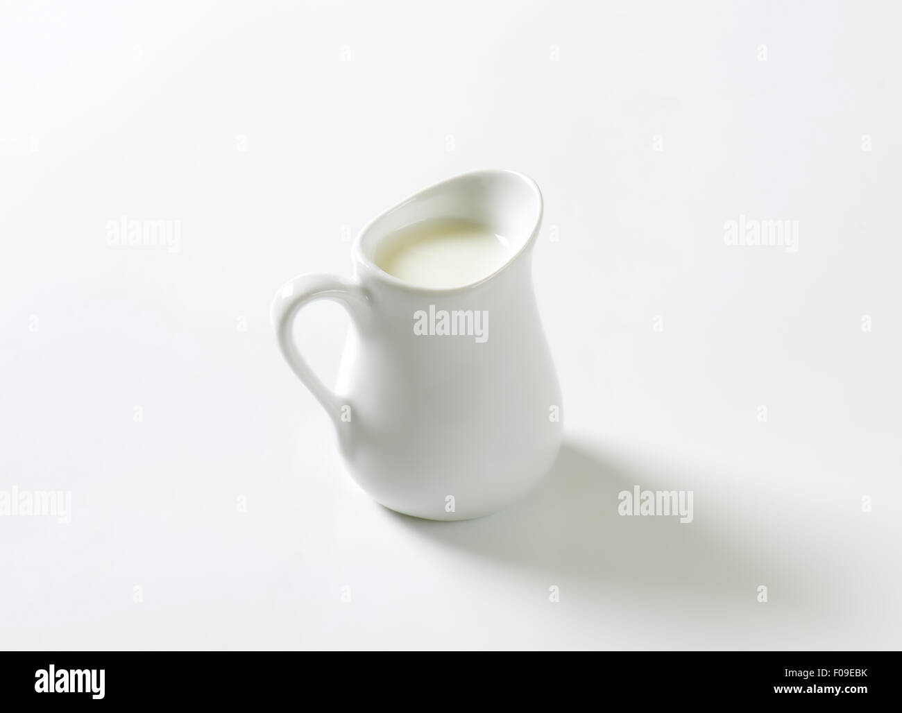 Frische Milch in weißem Krug Stockfoto