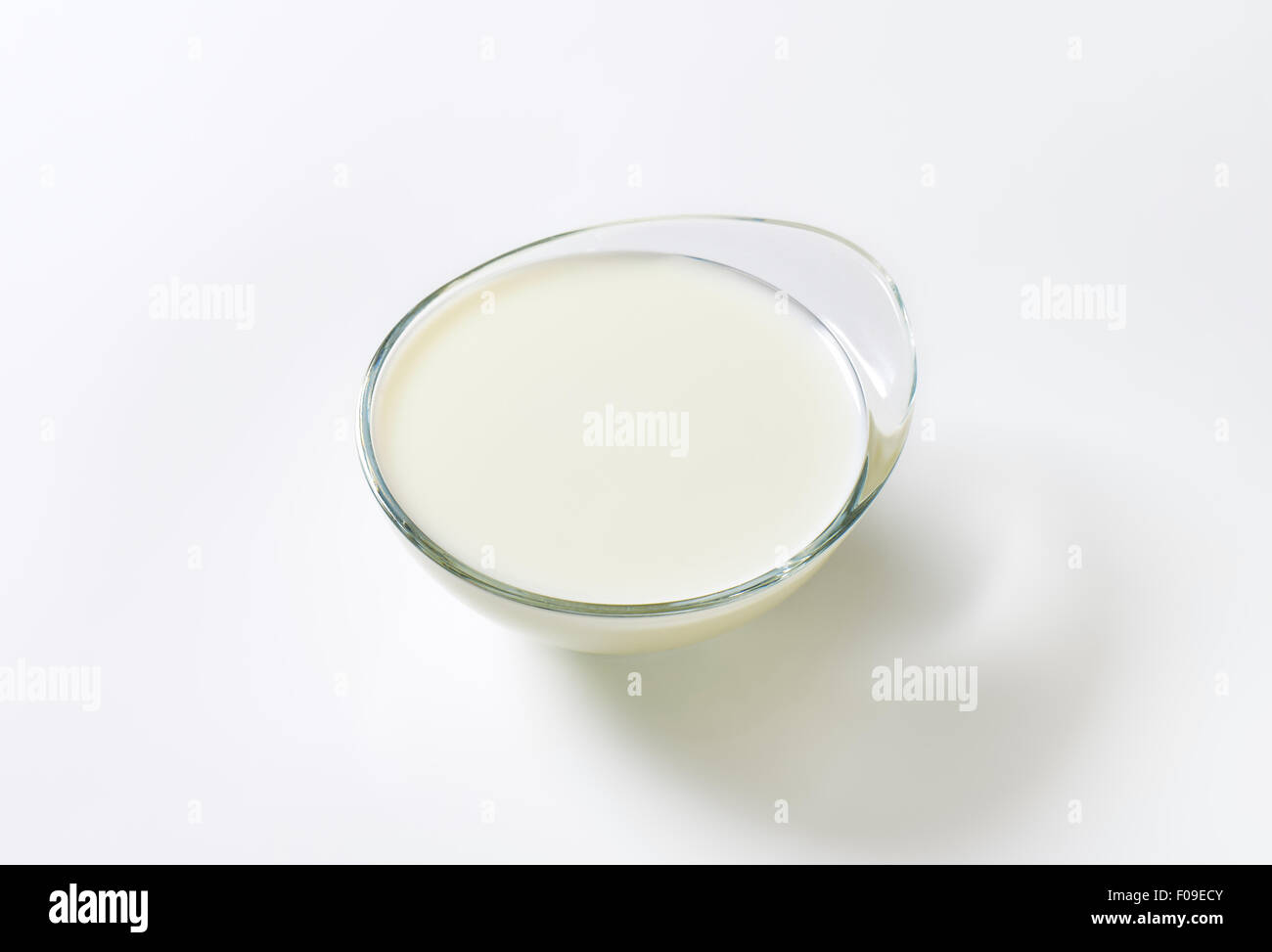 Frische Milch in Glasschale Stockfoto