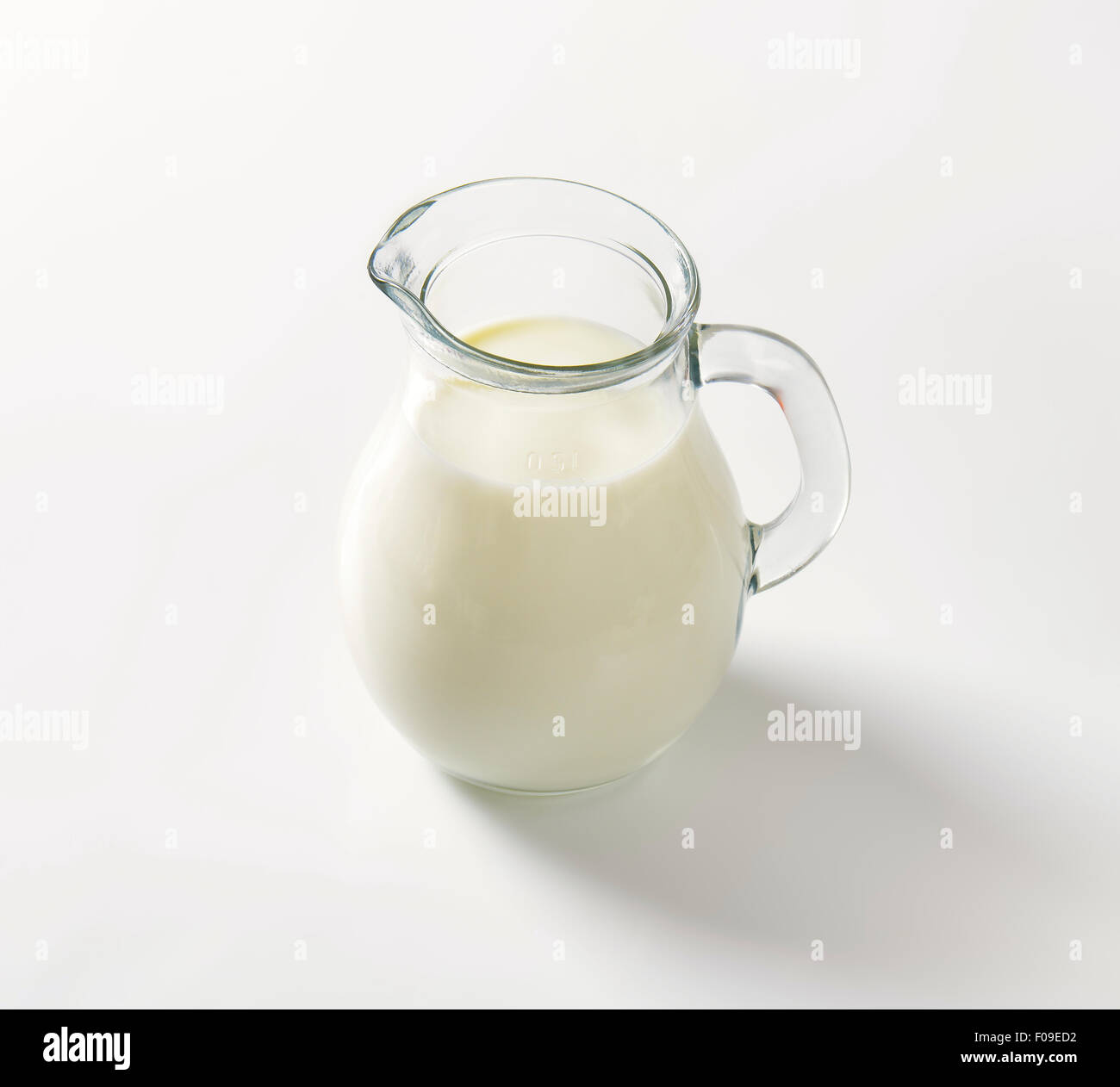 Frische Milch im Glaskrug Stockfoto