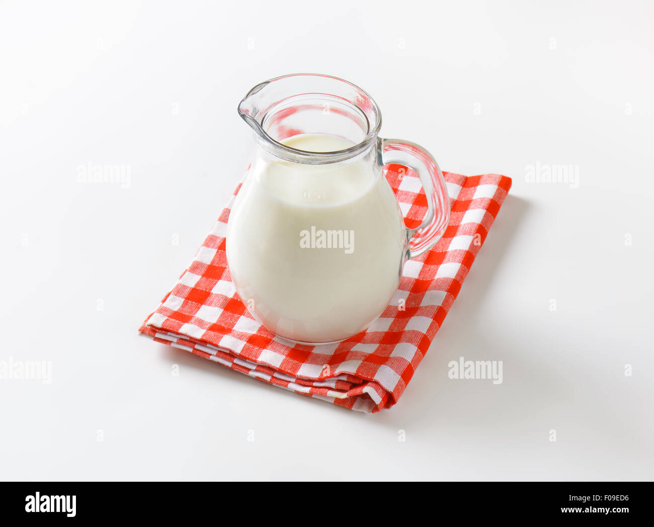 Frische Milch im Glaskrug Stockfoto