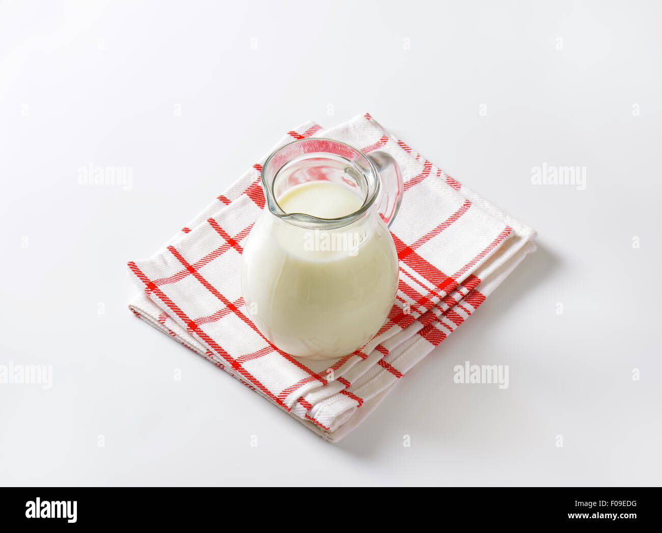 Frische Milch im Glaskrug Stockfoto