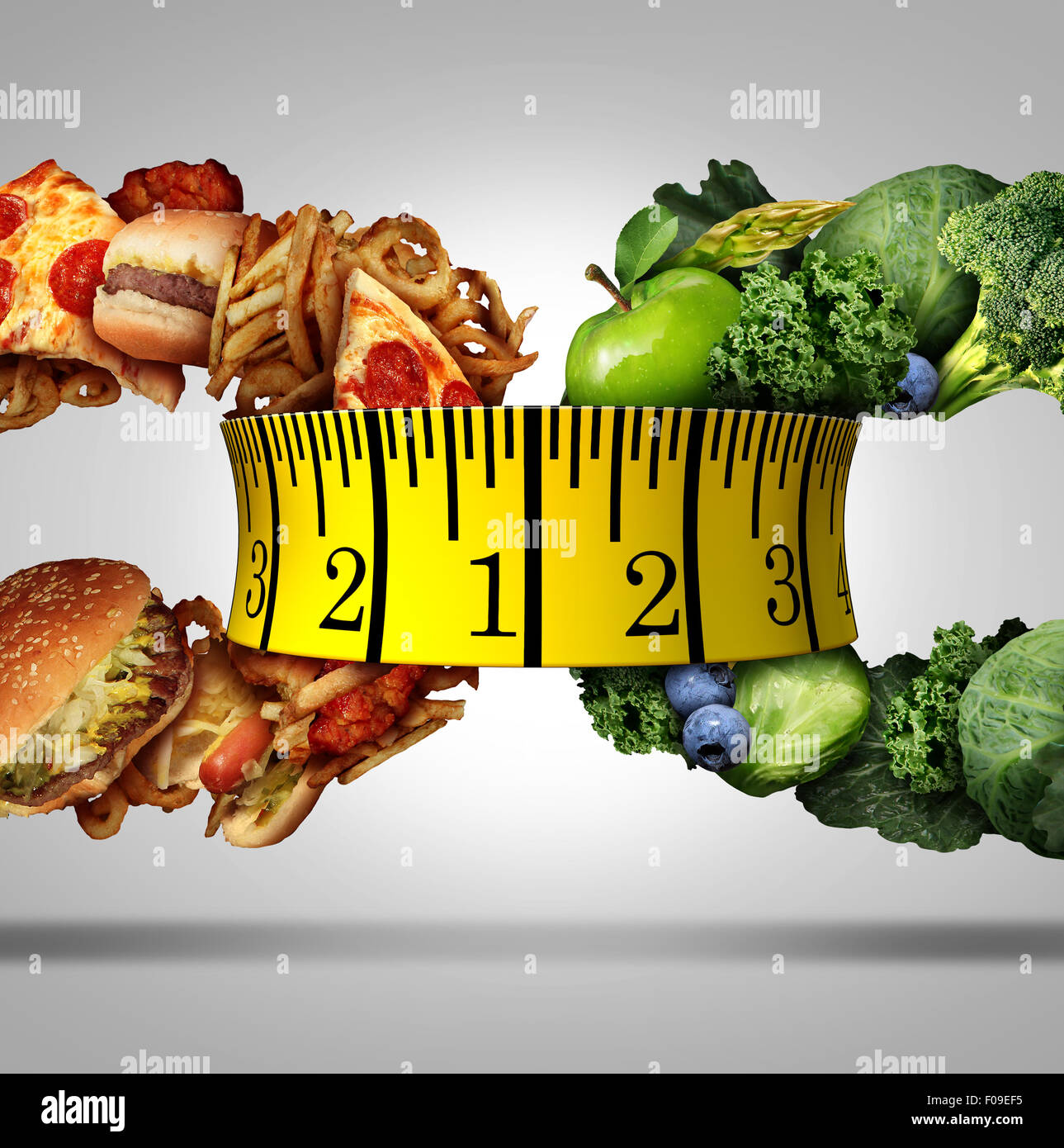 Maßnahme Diät Band Wahl Essenskonzept als Ernährung Lebensstil Symbol als eine Gruppe von Obst und Gemüse und fettigen Junk-Food als ein Kettenglied geformt durch menschliche Fitness Messgeräte miteinander verknüpft. Stockfoto