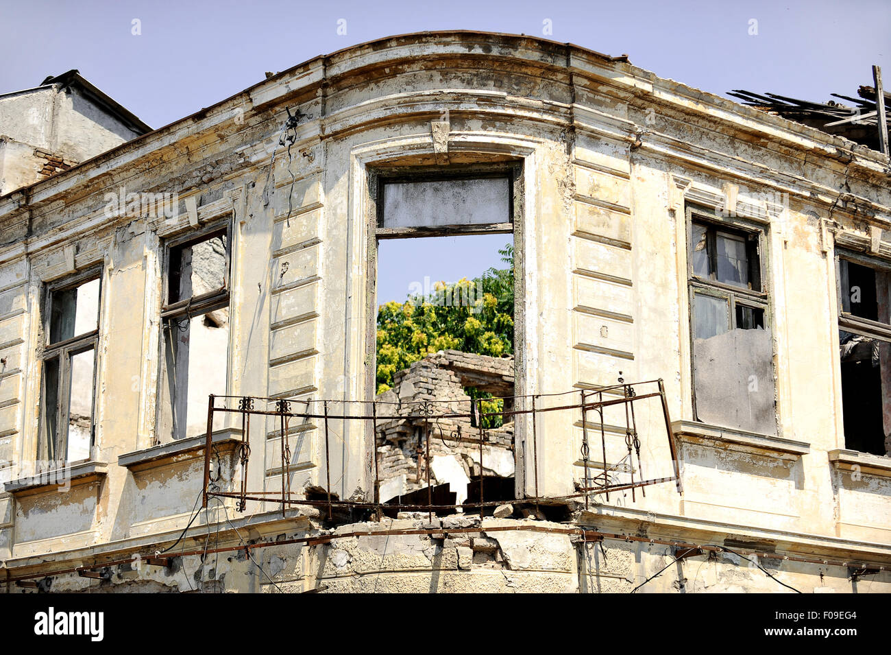Architektur mit der Fassade eines Hauses in Schutt und Asche geschossen Stockfoto
