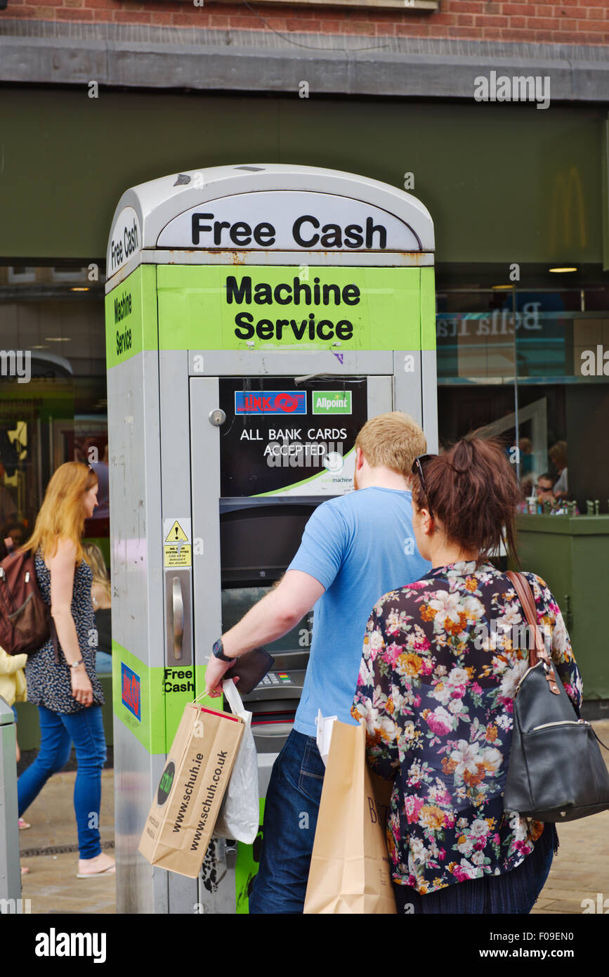 "Free Cash" Rückzug Maschine in shopping Fußgängerzone, UK Stockfoto
