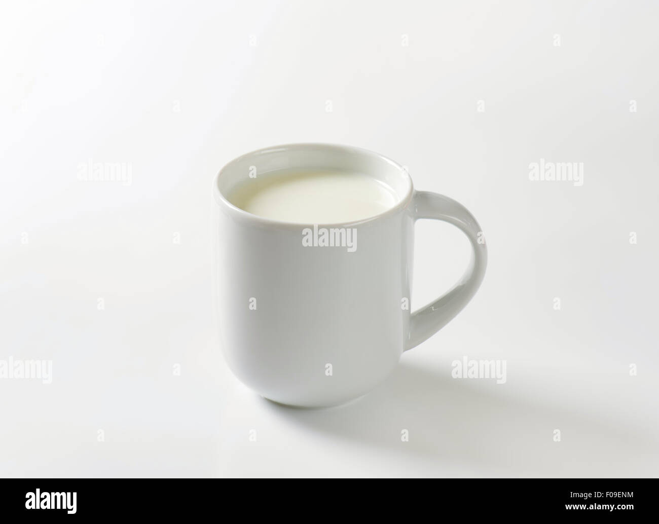 Frische Milch in weiße Tasse Stockfoto