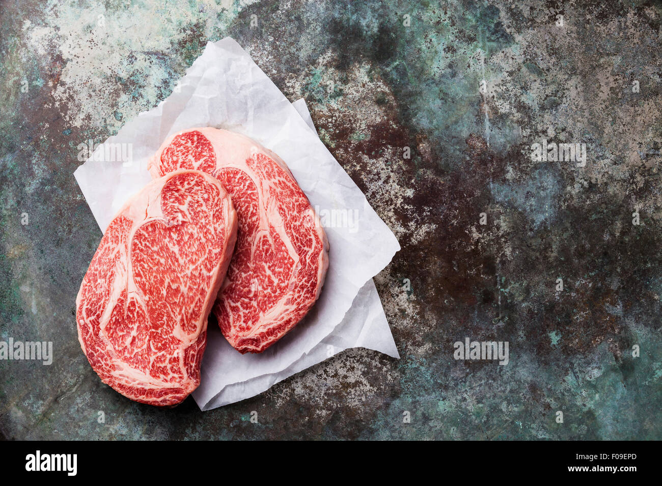 Rohe marmorierte Frischfleisch Black Angus Steak Ribeye auf Metall Hintergrund Stockfoto