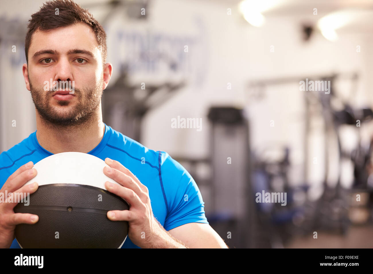 Porträt von einem Mann halten Medizinball in einem Fitnessstudio, Textfreiraum Stockfoto