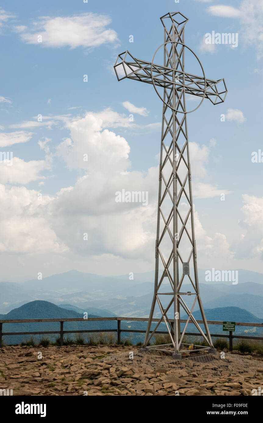 Metallkreuz auf Tarnica Gipfel, Bieszczady-Gebirge-Polen Stockfoto