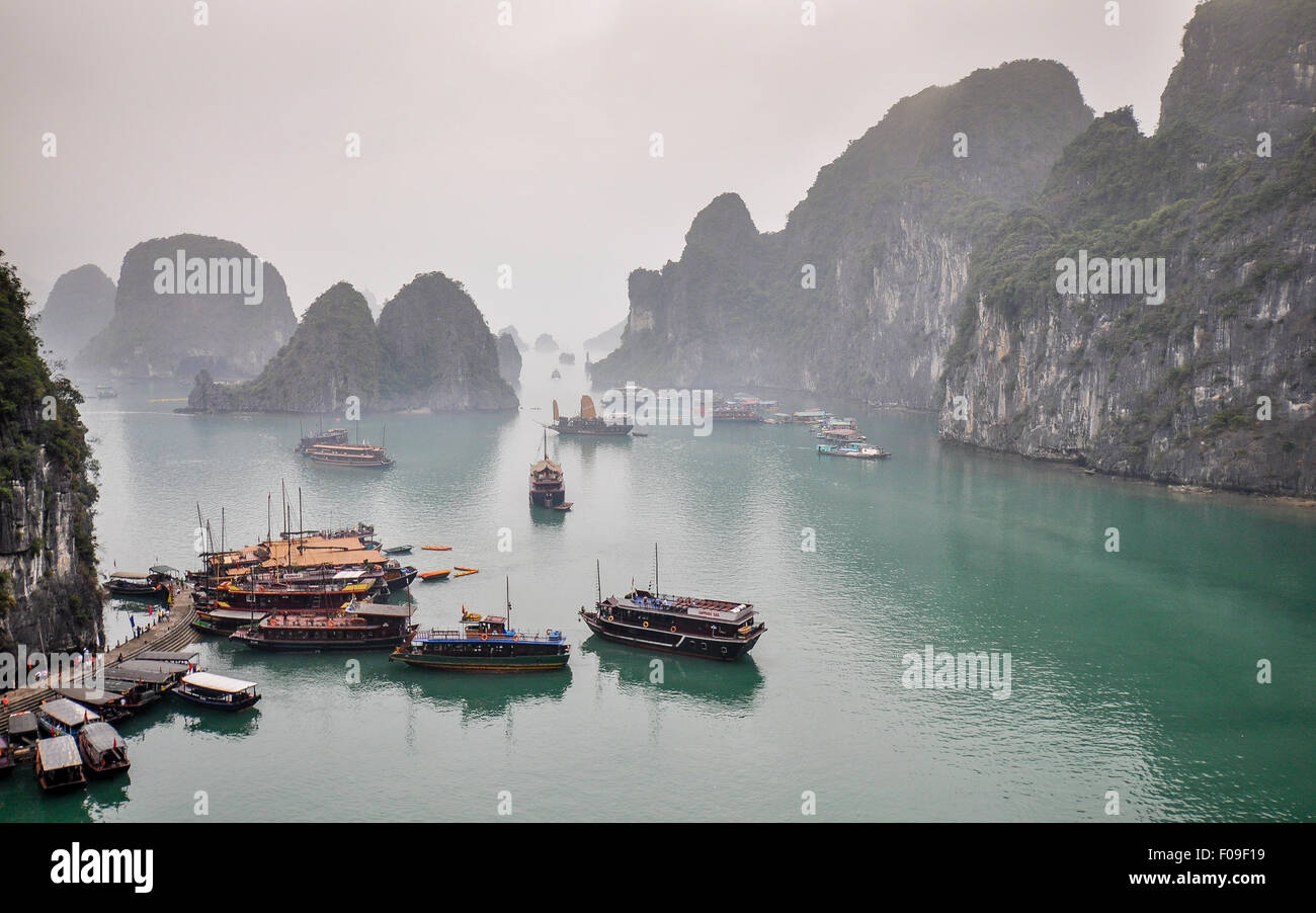 Nebligen Tag im Halong Bucht, Vietnam Stockfoto