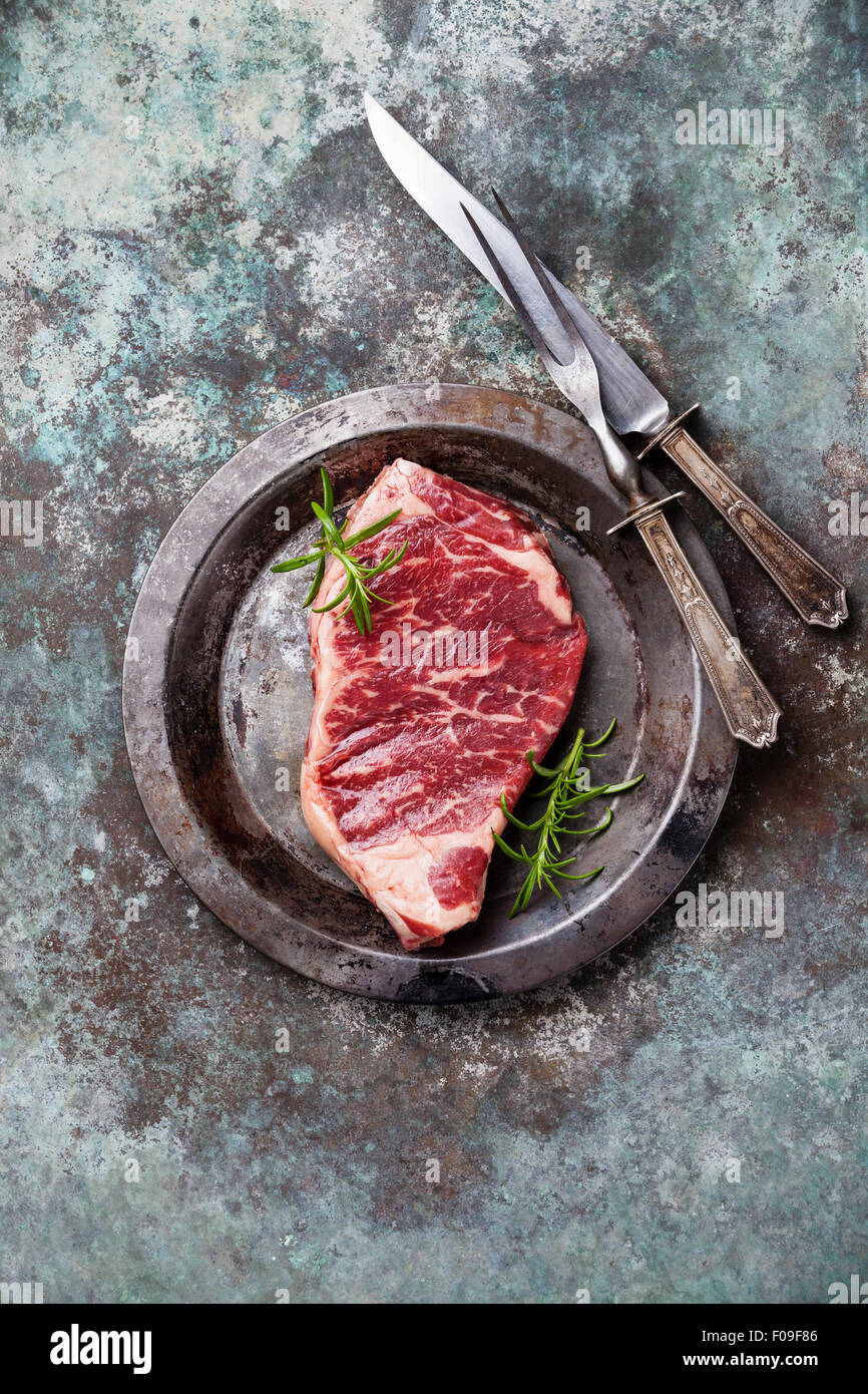 Rohes Frischfleisch Striploin Steak und Schnitzen auf Metall Hintergrund festlegen Stockfoto