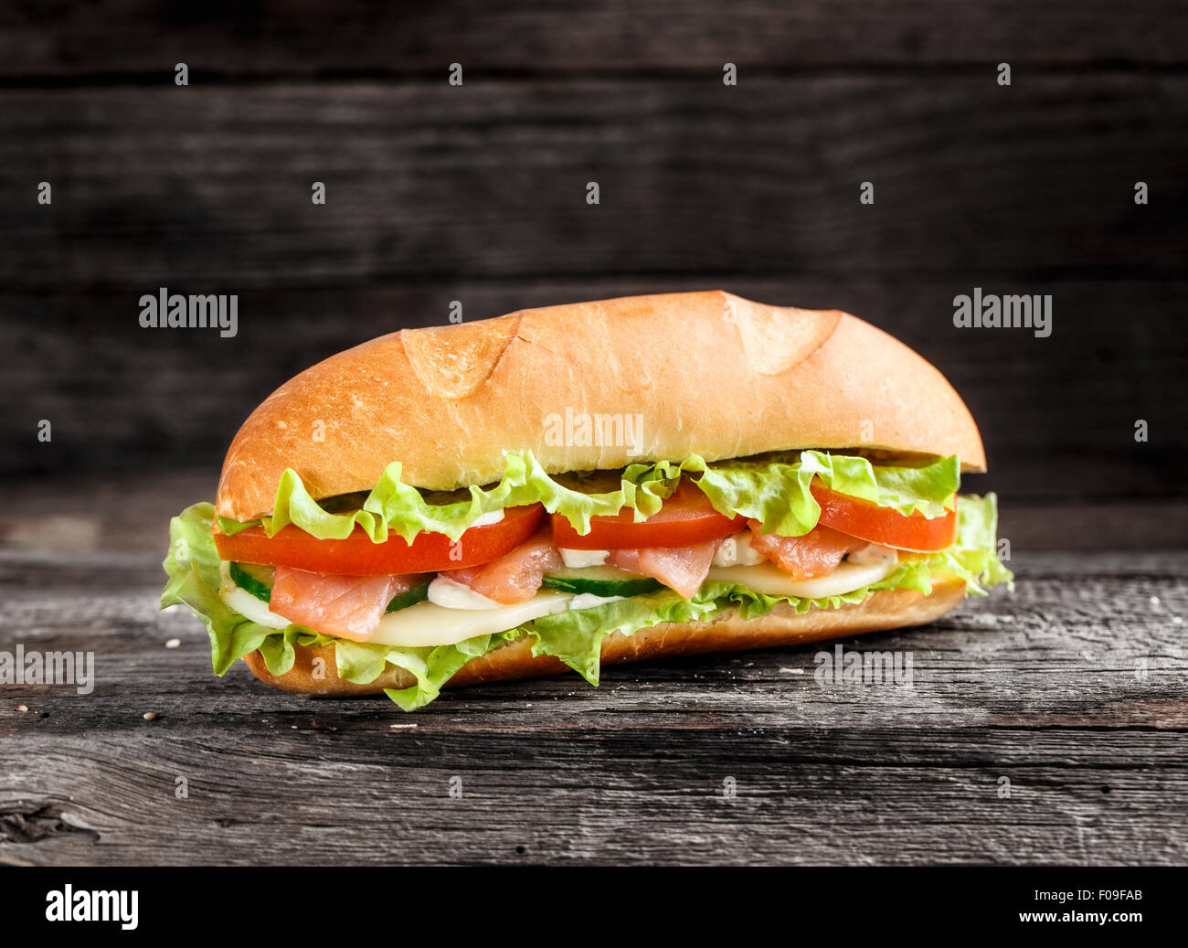 Sandwich mit Lachs und Gemüse auf einem rustikalen Hintergrund Stockfoto