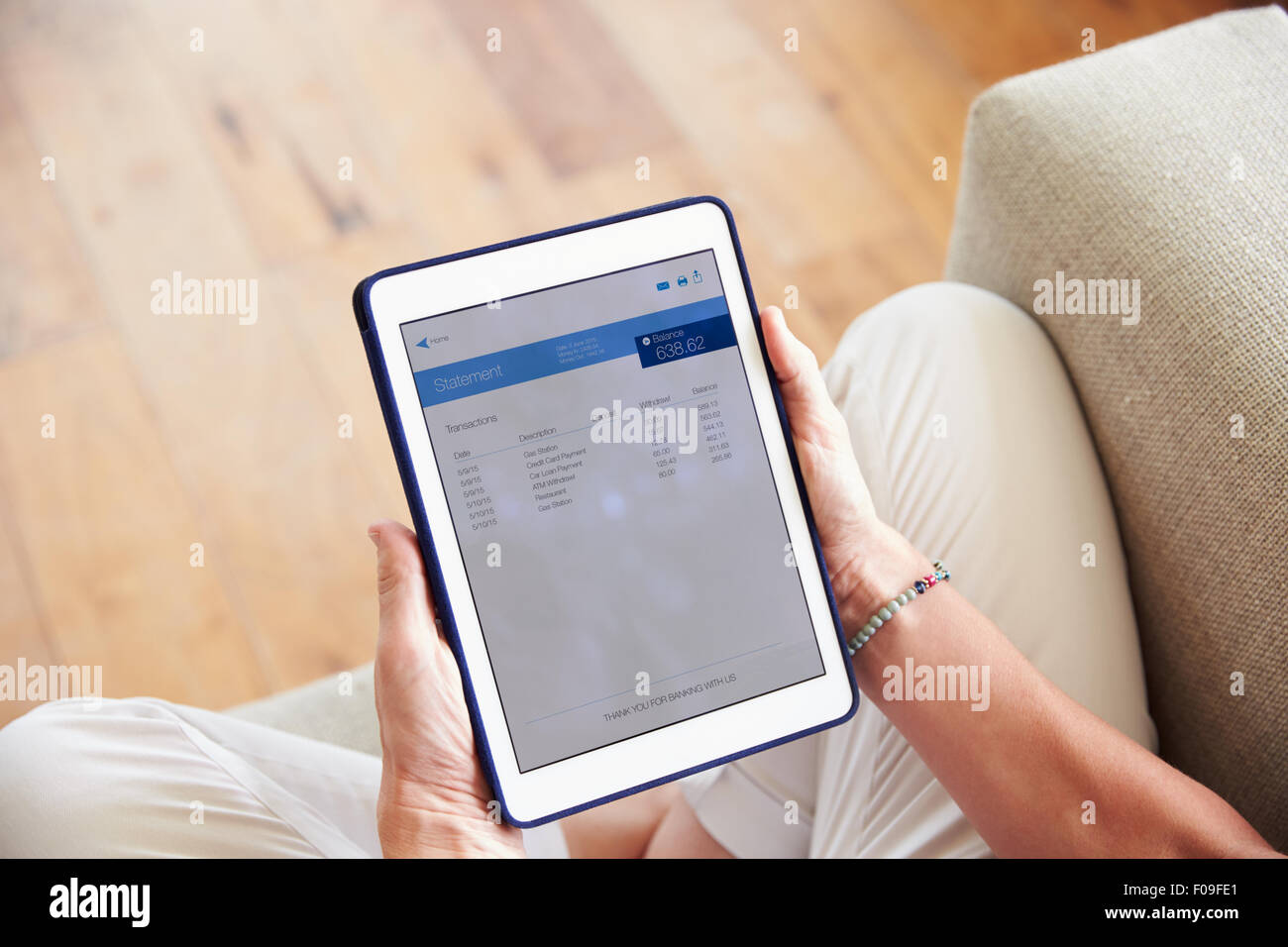 Woman Looking At Banking App auf Digital-Tablette Stockfoto