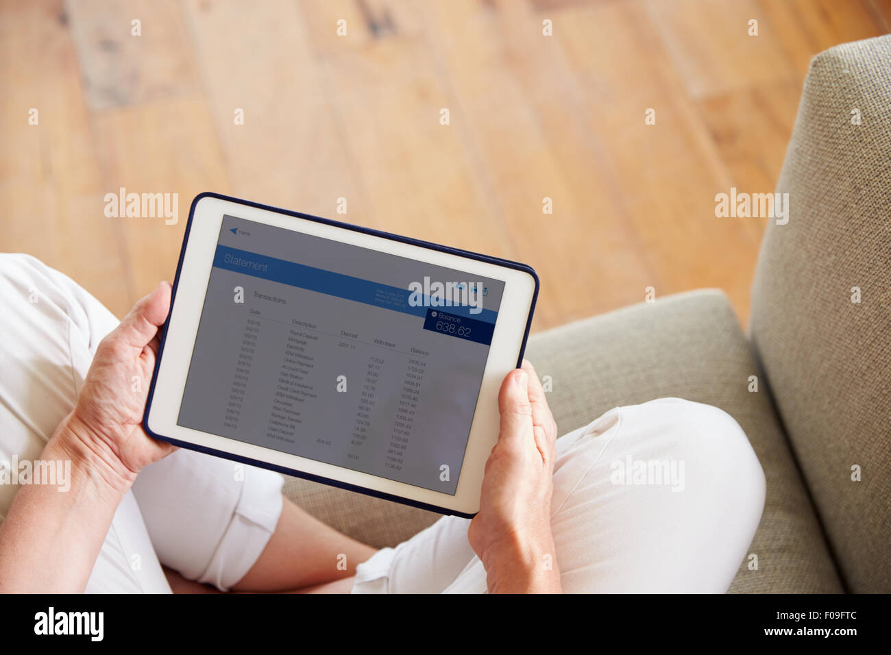 Woman Looking At Banking App auf Digital-Tablette Stockfoto