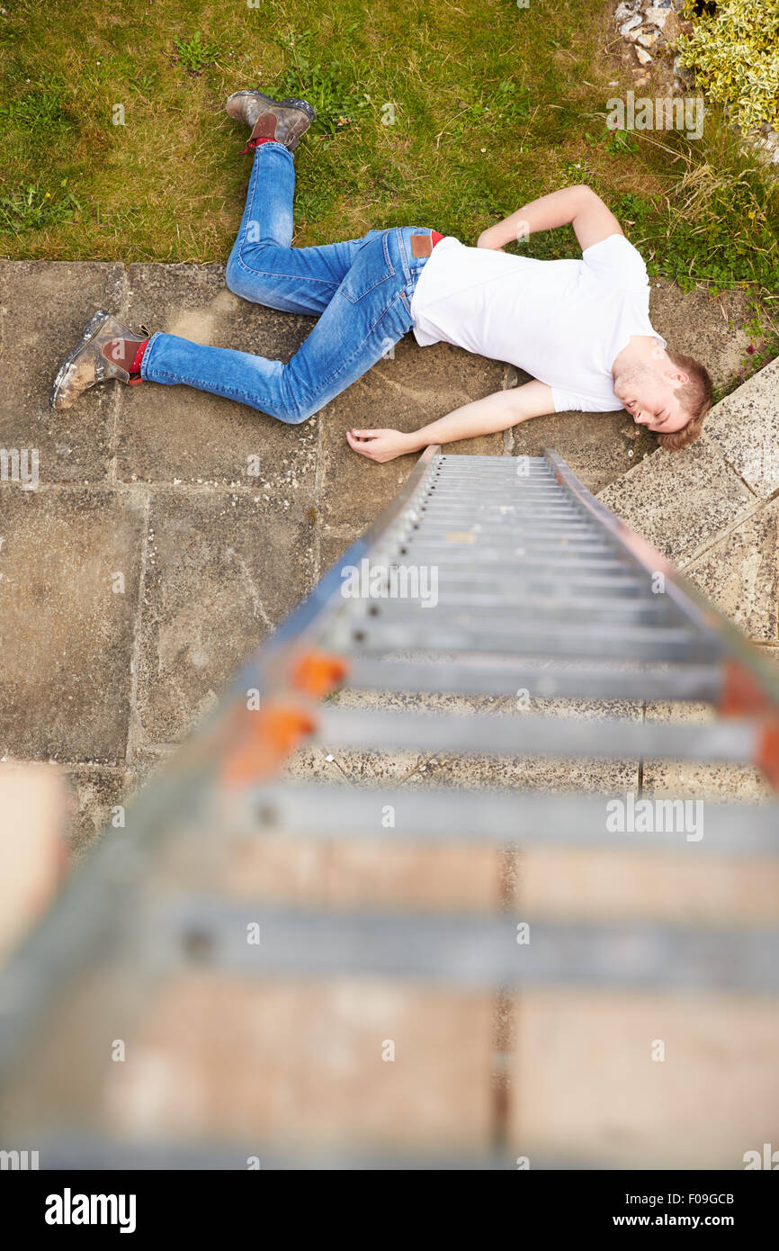 Bauarbeiter, die Verletzung nach Sturz von Leiter Stockfoto