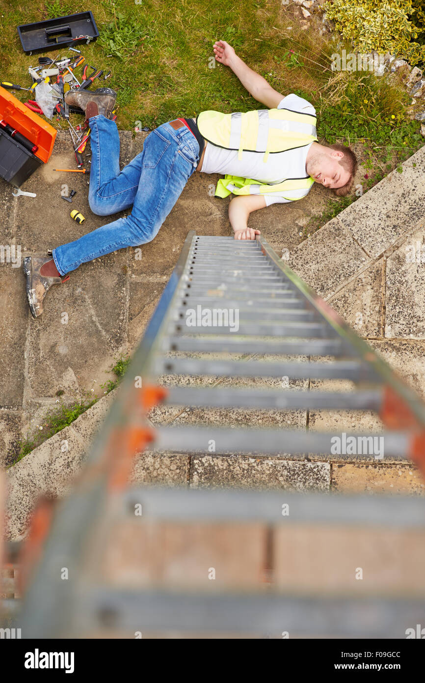 Bauarbeiter, die Verletzung nach Sturz von Leiter Stockfoto