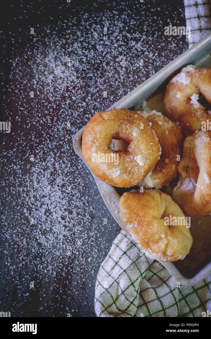 Selbstgemachte Donuts mit Zucker und Puderzucker in Aluminium Tablett ...
