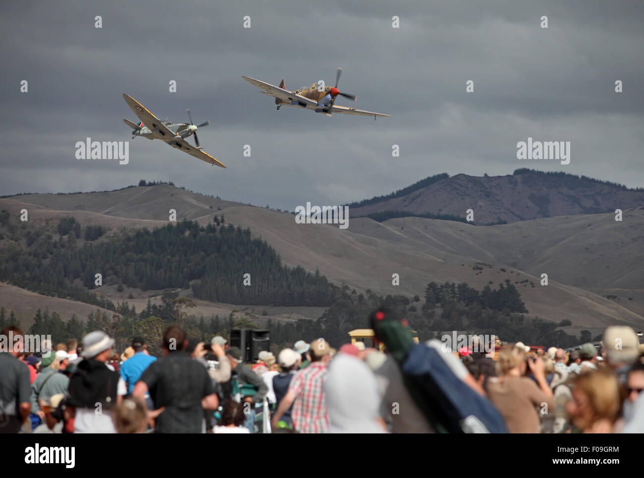 Zwei Spitfires fliegen Sie über die Menge an Omakas klassischen Kämpfern, 2015, Marlborough, Neuseeland Stockfoto