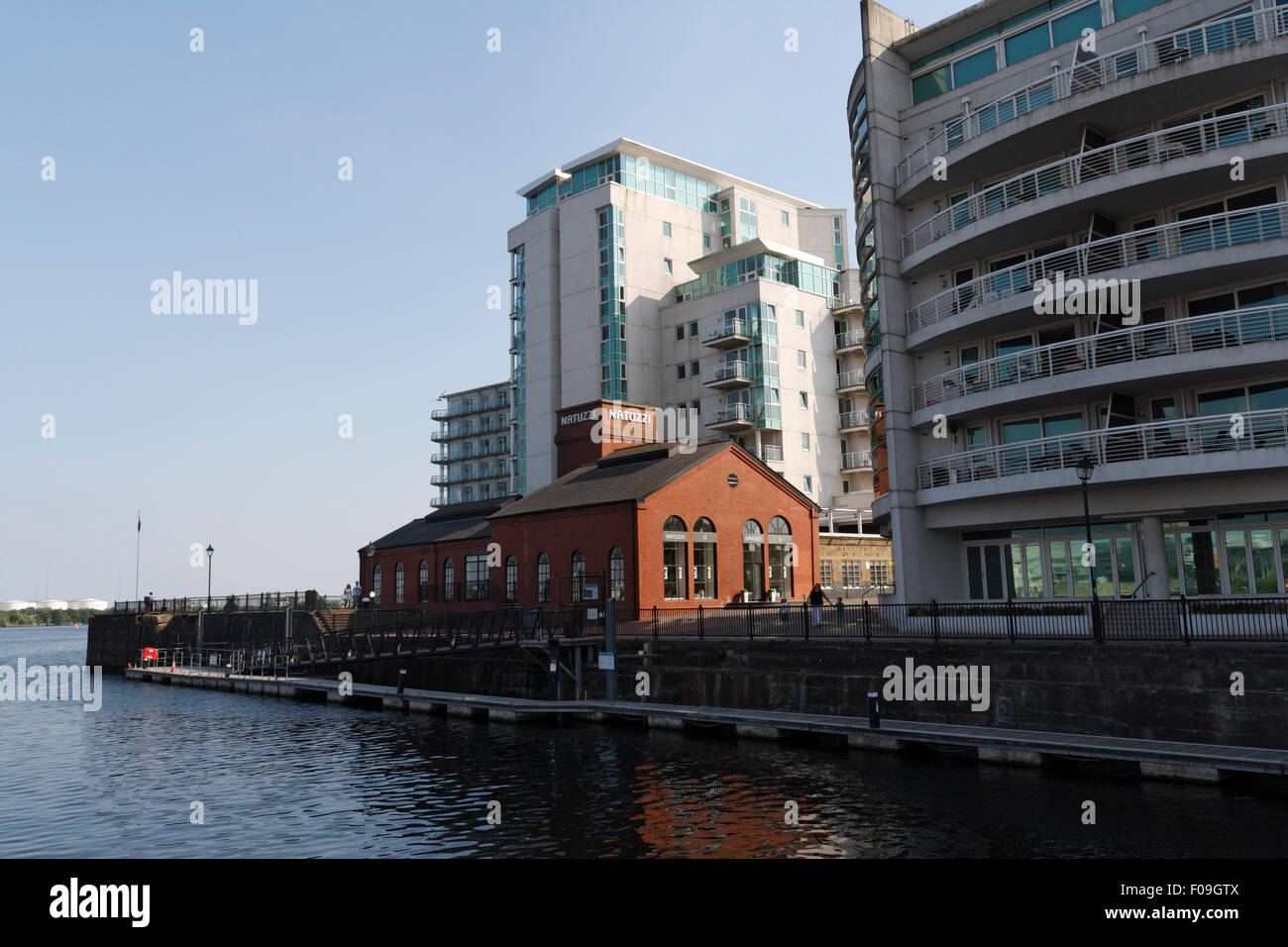 Natuzzi-Geschäft Cardiff Bay Wales Großbritannien wird von neuen Wohnblöcken dominiert, früher ein Pumpenhaus, das mit den Schleusen verbunden war Stockfoto