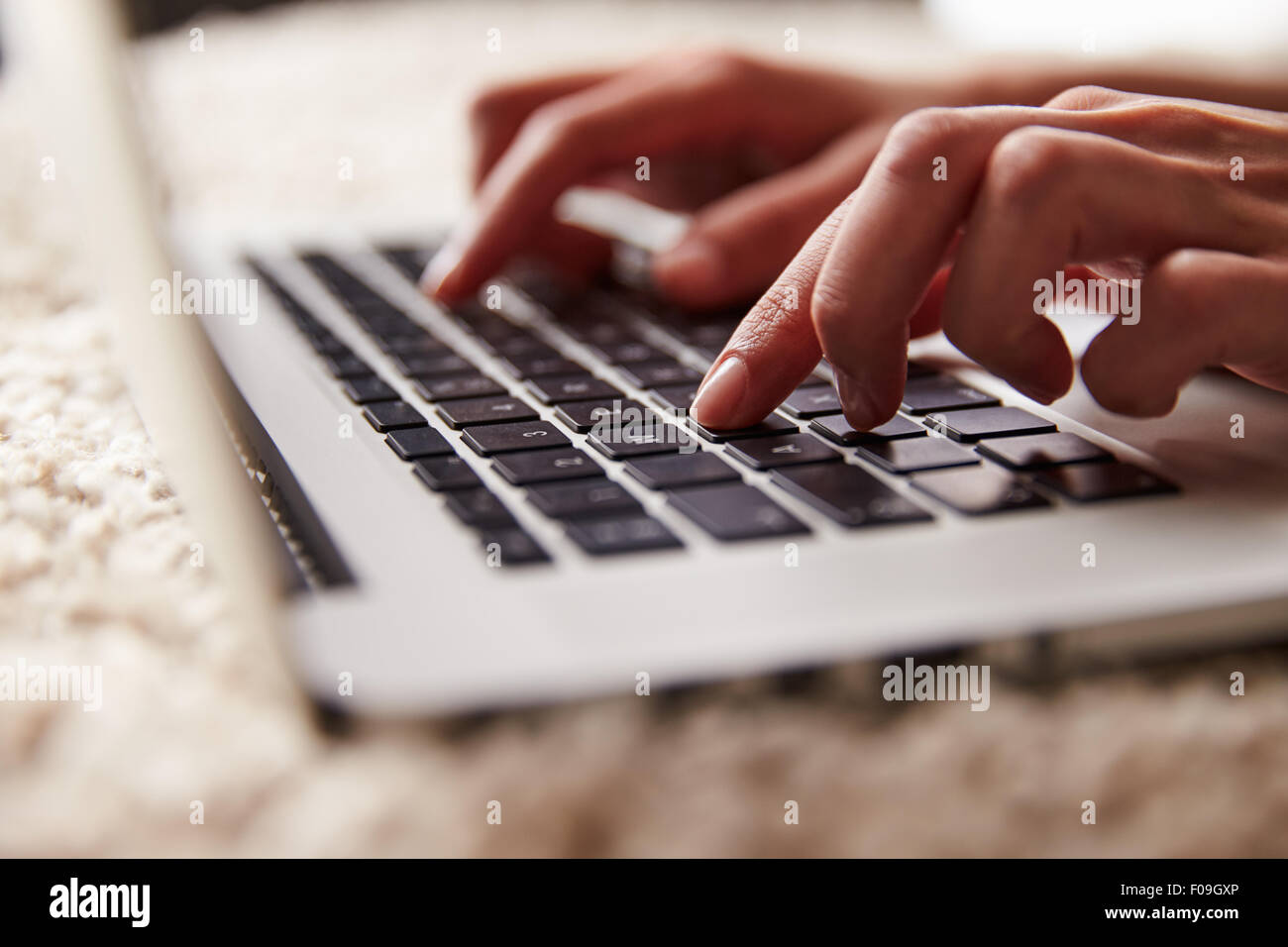 Nahaufnahme der Person, die Hände mit einem Laptopcomputer Stockfoto