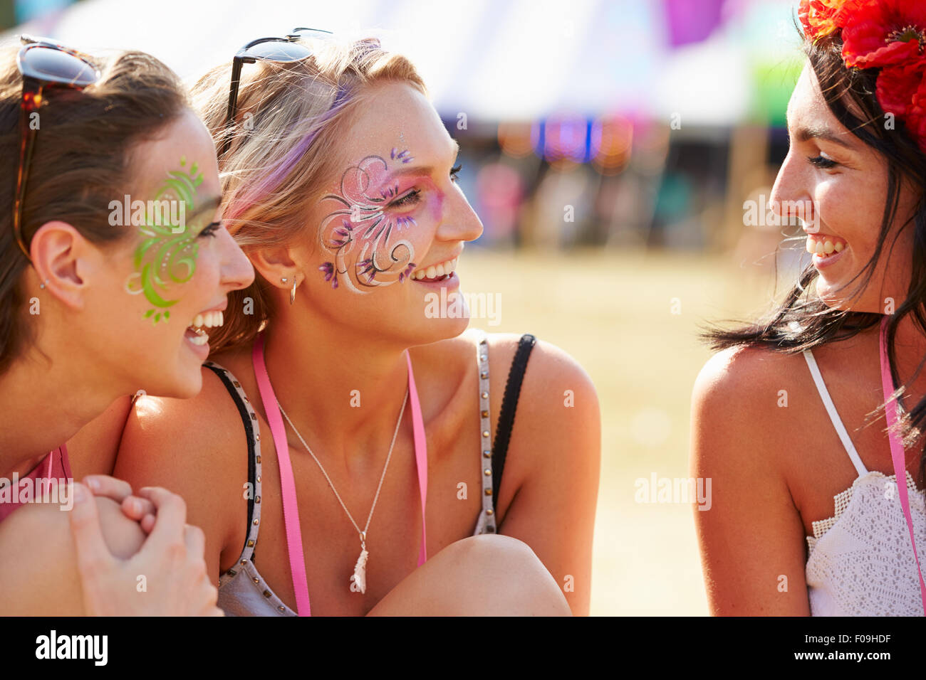 Freundinnen tragen Gesicht malen beim Musikfestival, Nahaufnahme Stockfoto
