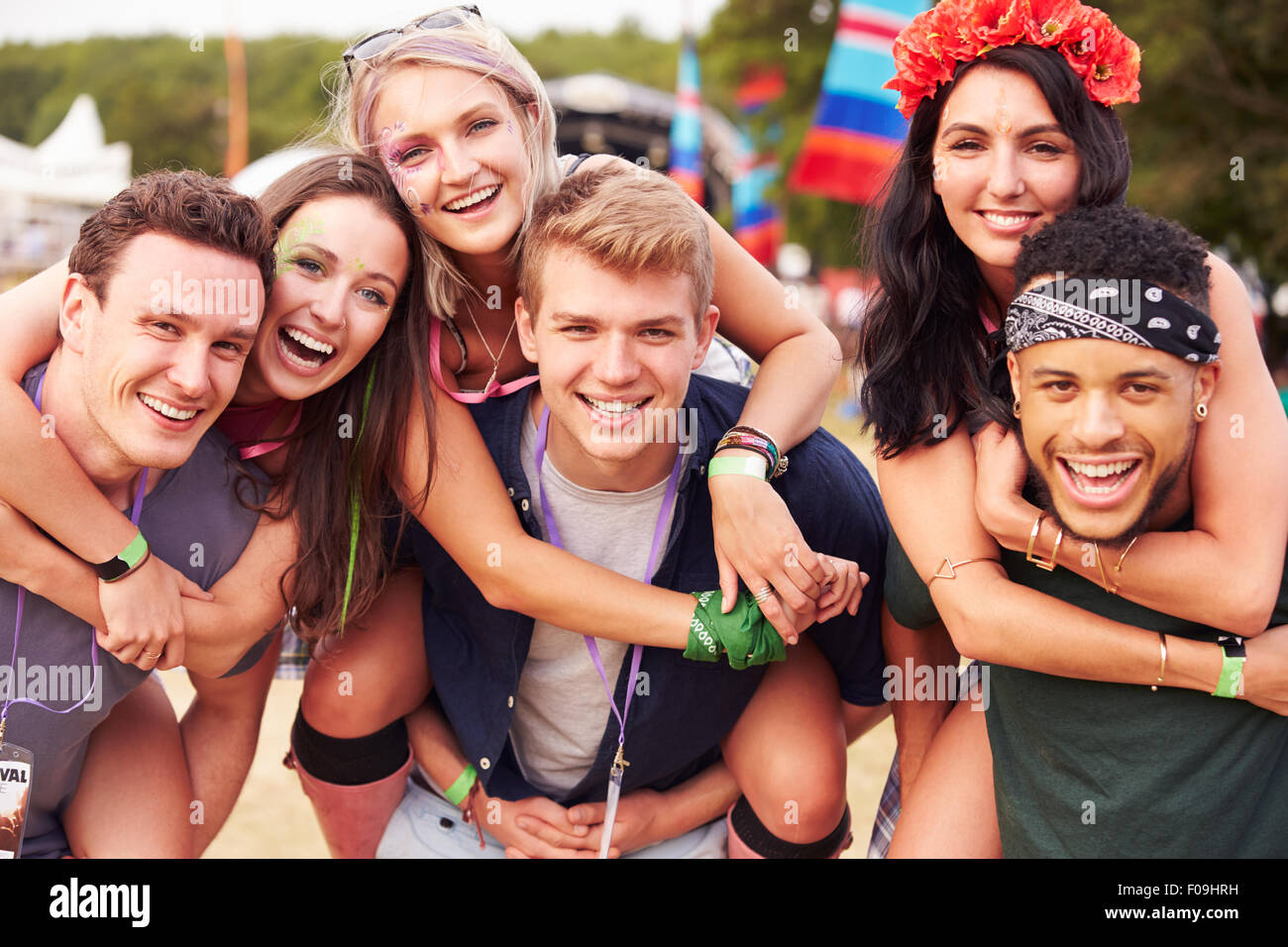 Freunde geben Schweinchen auf einem Musikfestival sichert Stockfoto