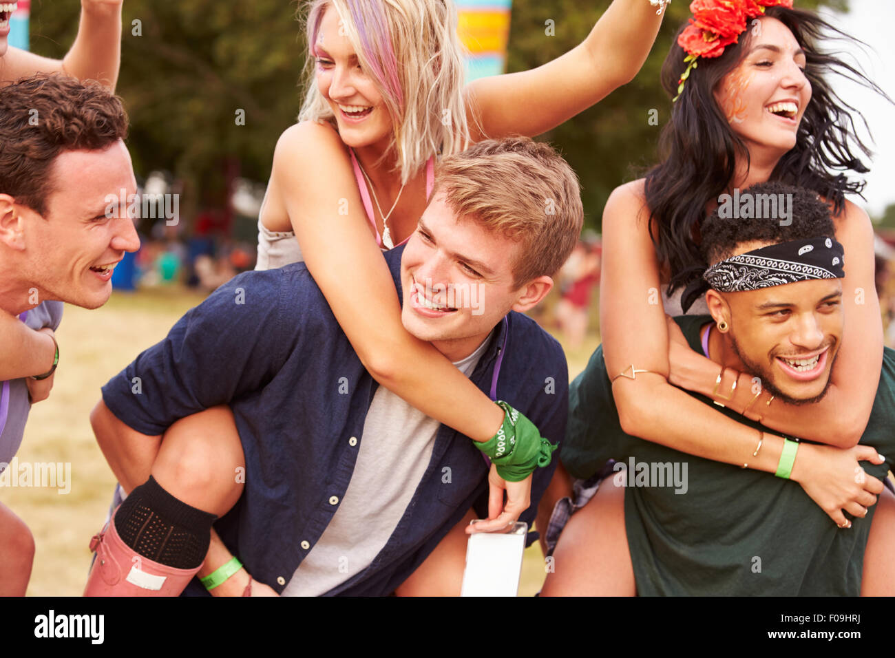 Freunde geben Schweinchen auf einem Musikfestival sichert Stockfoto