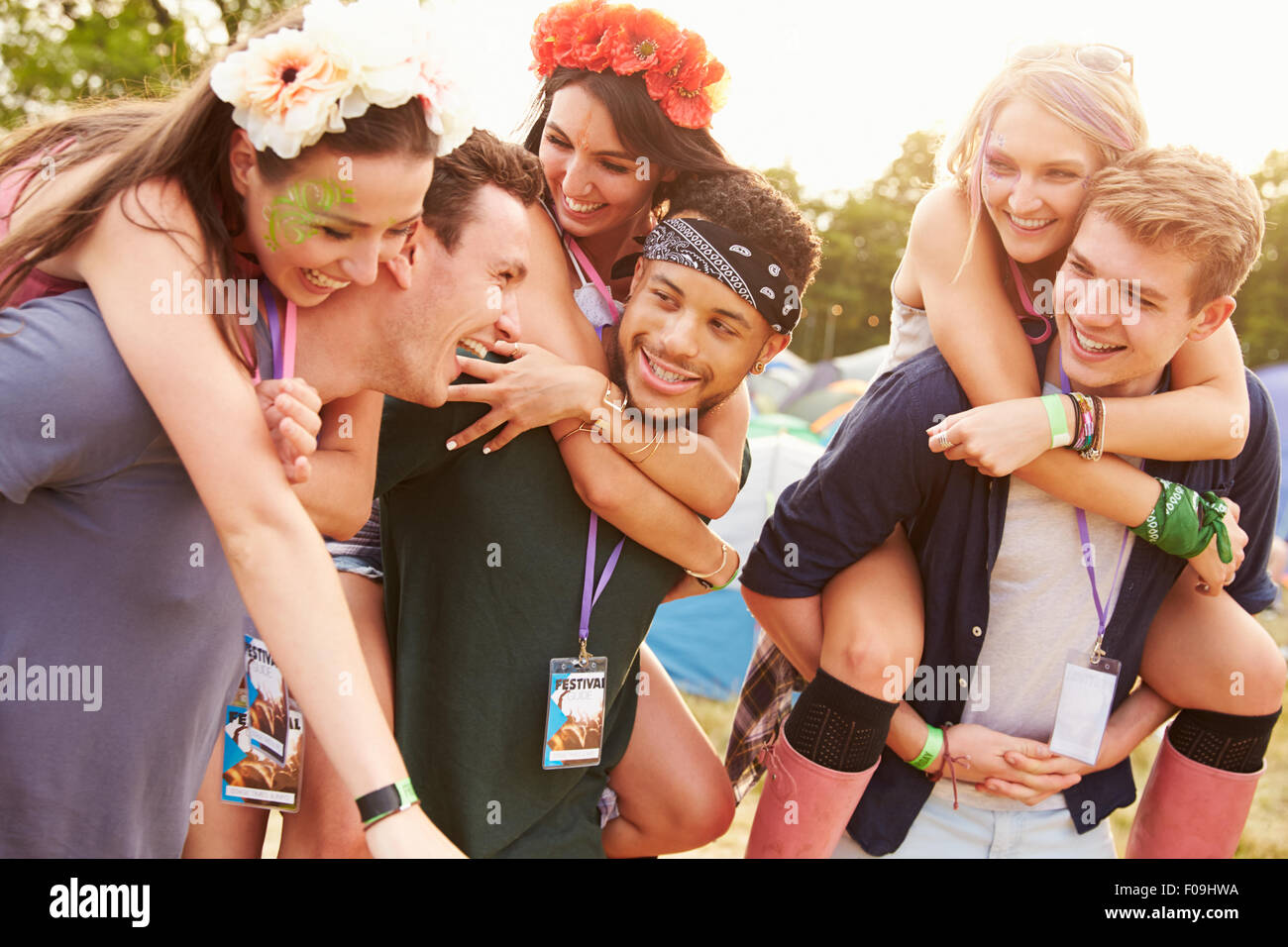 Freunde geben Schweinchen durch Musik Festival Campingplatz sichert Stockfoto