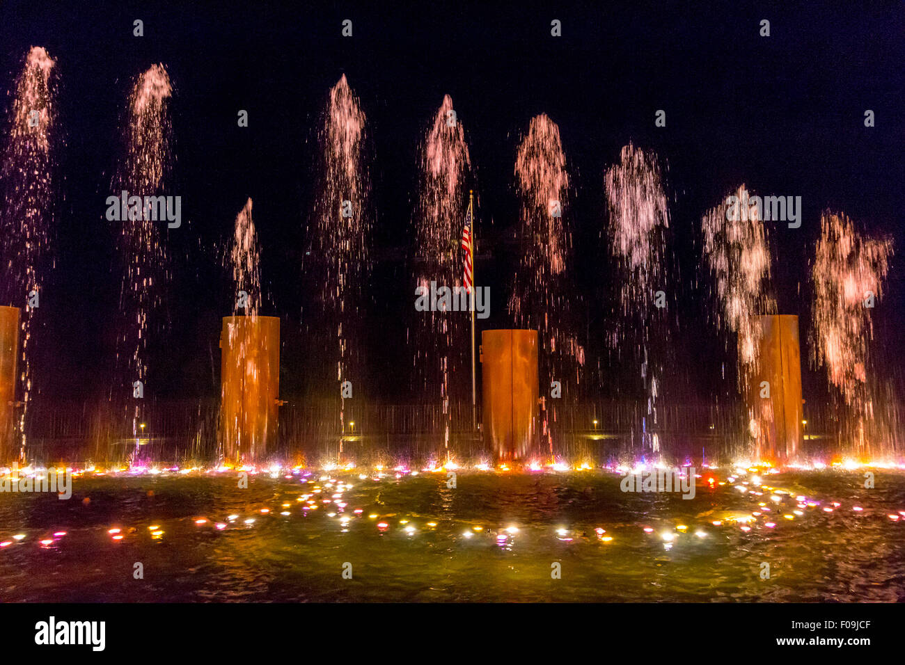 Wasser, Feuer, Ton- und Lichtschau täglich entlang der Ufer des Lake Taneycomo hinter Branson Landung durchgeführt Stockfoto