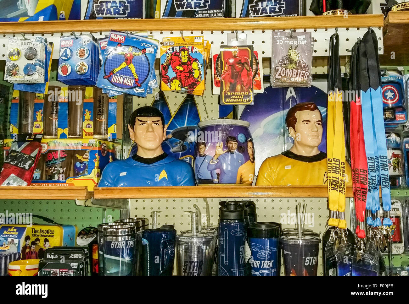 Nostalgische Andenken einschließlich der alten Zeit-super-Helden-Lunch-Boxen und StarTrek Erinnerungsstücke in Dick's 5 & 10 Laden verkauft Stockfoto