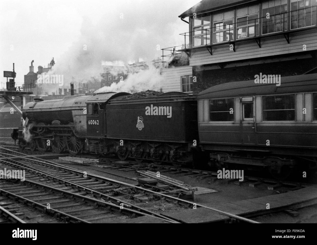 Original Britische Schiene Dampf Lok Nummer 60062 Minoru ziehen ein Personenzug auf kings Cross England uk in den 1960er Jahren Stockfoto