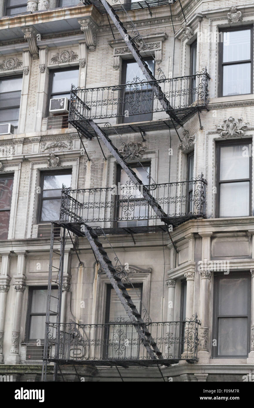 Charakteristische Feuerleiter, die in vielen Bereichen von New York City finden Stockfoto