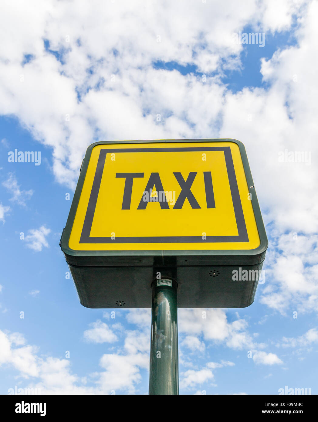 Leuchtend gelbes Taxi Parken mark Stockfoto